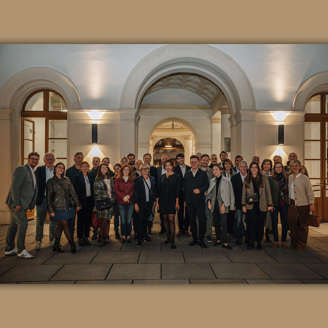 Portfolio Tasting 2024 Gruppenfoto mit internationalen Winzern vor dem Palais Niederösterreich in Wien