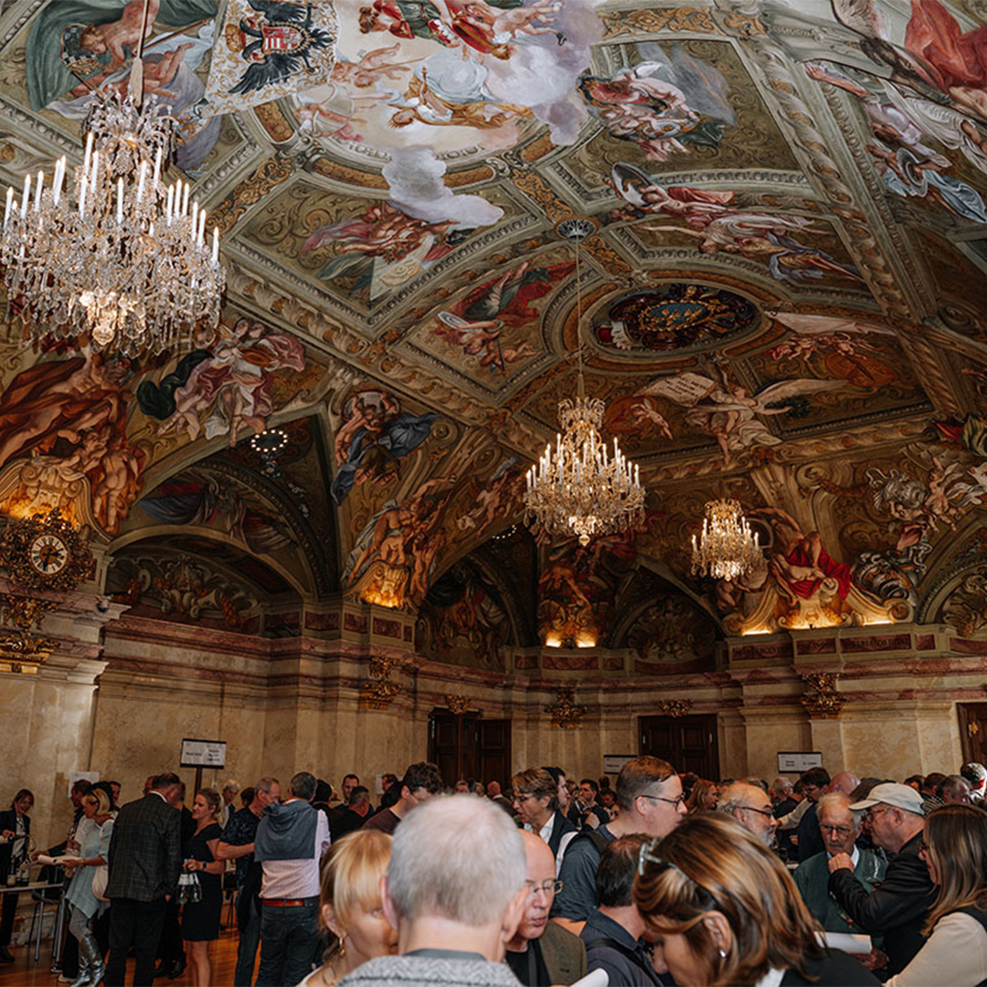 Portfolio Tasting 2024 Viele Menschen bei einer Messe im Palais Niederösterreich