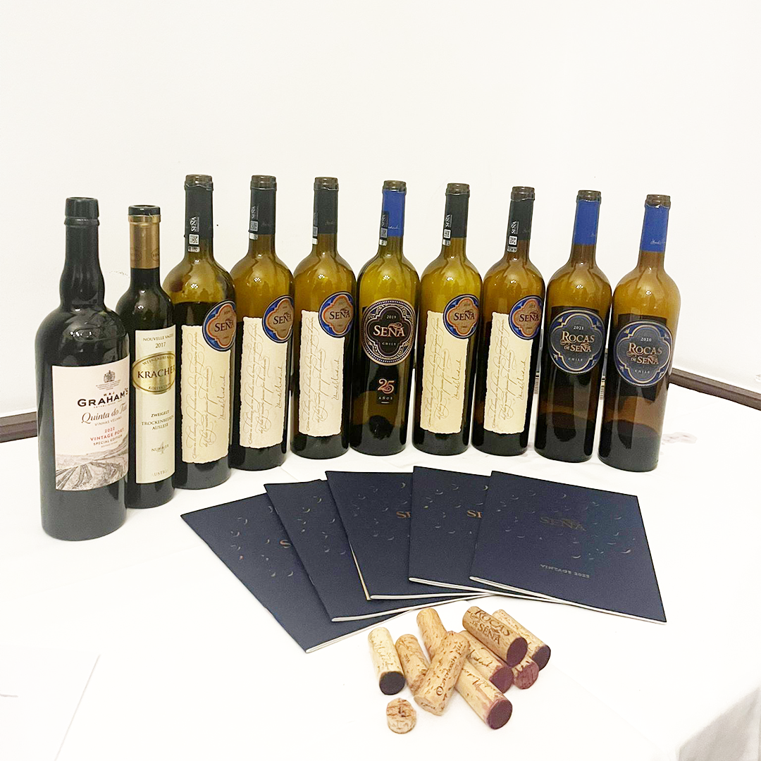 Wine & Dine Sena Flaschen Alle Weinflaschen, die beim Wine & Dine mit Sena geöffnet und verkostet wurden, mit Informationsbroschüren und Korken.