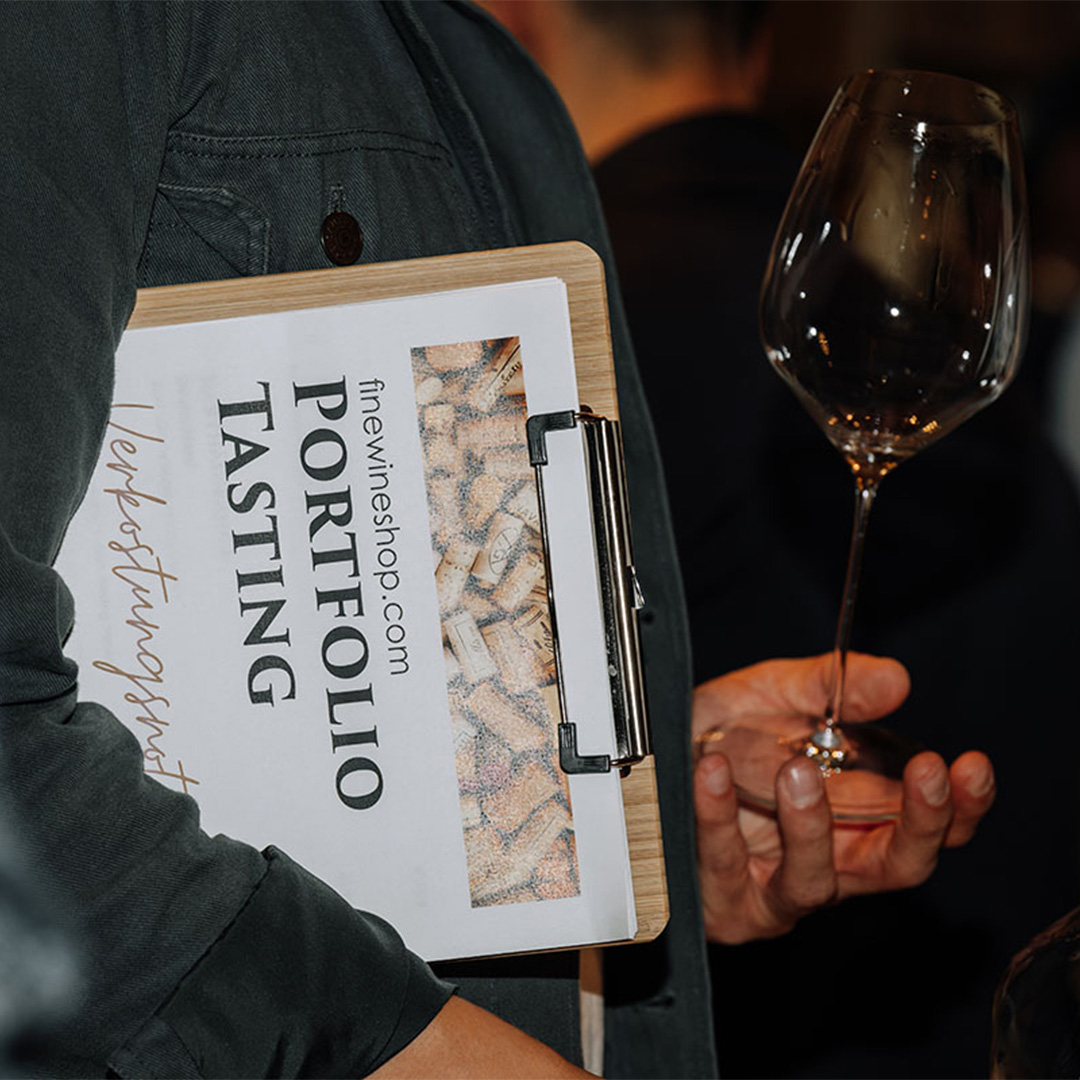 Portfolio Tasting 2024 Ein Besucher des Portfolio Tastings mit Klemmbrett und Weinglas