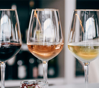 Redereien 3 Weingläser mit Rotwein, Roséwein und Weißwein gefüllt