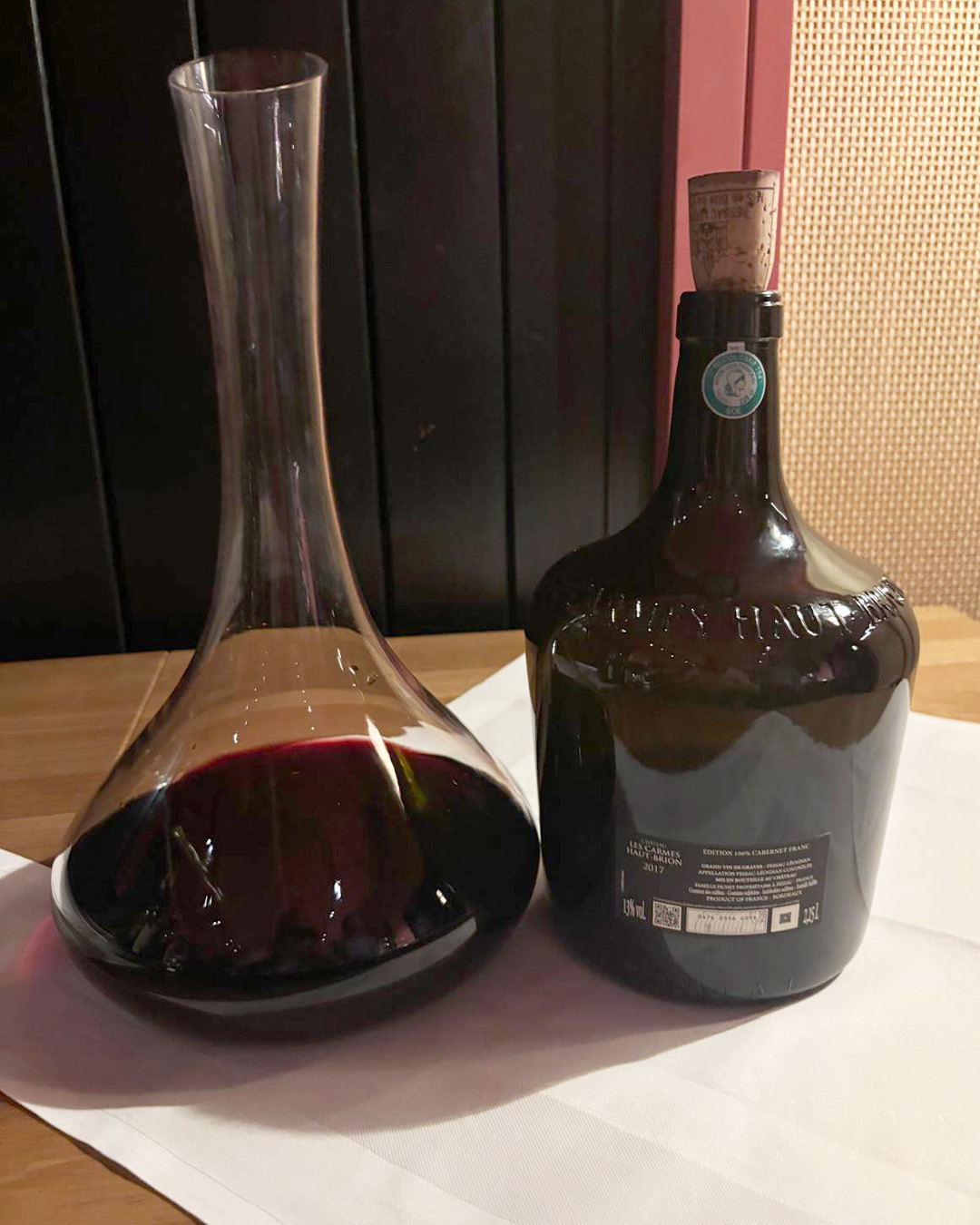 Wine & Dine Les Carmes Haut-Brion Cabernet Franc Cabernet Franc 2017 von Chateau Les Carmes Haut-Brion in Marie-Jeannes (Flaschen mit Füllvolumen von 2,25 Litern), daneben ein Dekanter.